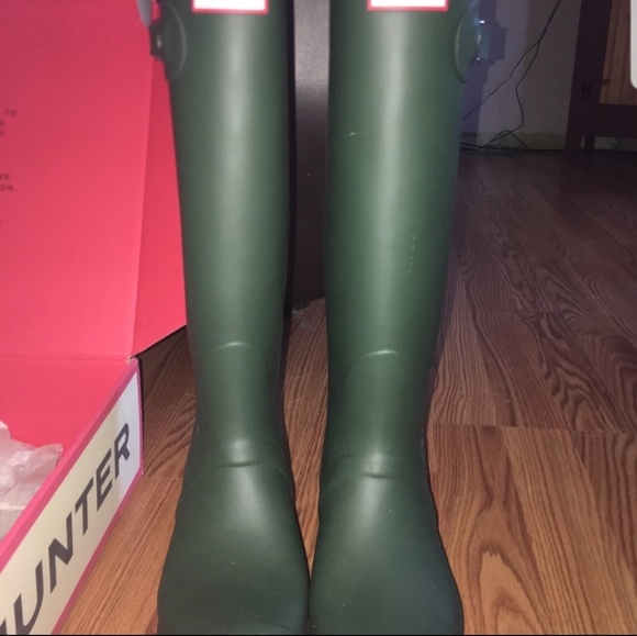 Size 9 Hunter green Hunter boots - Picture 2 of 2